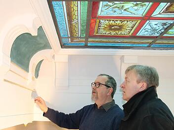 Restaurator Harald Straßburger und Architekt Ralf Alsheimer begutachten ein Farbmuster unter der Buntglasdecke des Treppenhauses. Foto: Ralf Ruppert
