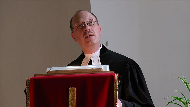 Pfarrer Thomas Kohl predigte über den tieferen Sinn des Pfingstfestes. Foto: Gerd Schaar