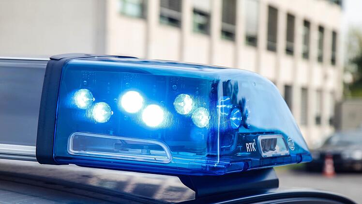 Ein Autofahrer fährt am Donnerstag ein 11-jähriges Mädchen an und flüchtet vom Unfallort. Die Polizei Schweinfurt sucht nach Zeugen des Vorfalls. Symbolfoto: Christopher Schulz