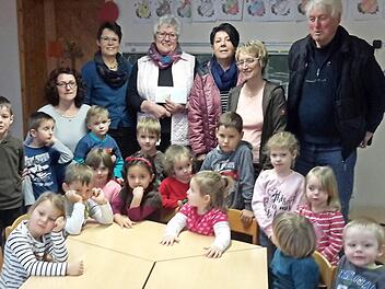 Mit den Mädchen und Jungen des Wernarzer Kindergartens freuen sich bei der Spendenübergabe (von rechts) Klaus Neumann, Daniela Werner, Gudrun Walter, Flohmarktbetreiberin Ilse Neumann, Birgit Dill und Jutta Weidner.  Foto: Rolf Pralle