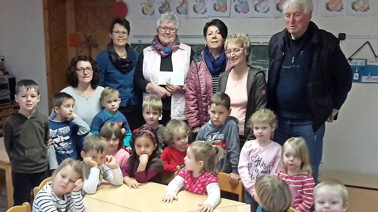 Mit den Mädchen und Jungen des Wernarzer Kindergartens freuen sich bei der Spendenübergabe (von rechts) Klaus Neumann, Daniela Werner, Gudrun Walter, Flohmarktbetreiberin Ilse Neumann, Birgit Dill und Jutta Weidner.  Foto: Rolf Pralle