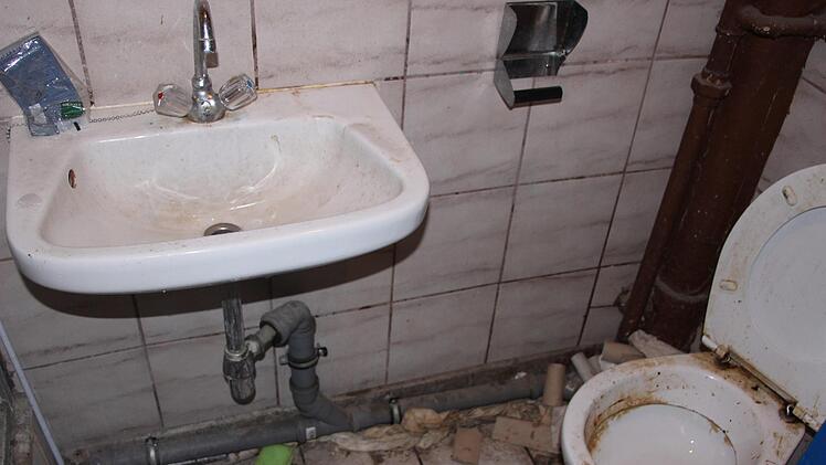 Diese Toilette sollen sich vier Mietparteien teilen. Jessica und André haben das Putzen mittlerweile aufgegeben: "Keine Chance!" Die beiden versuchen, woanders ihre Notdurft verrichten zu können, etwa in der öffentlichen Toilette.