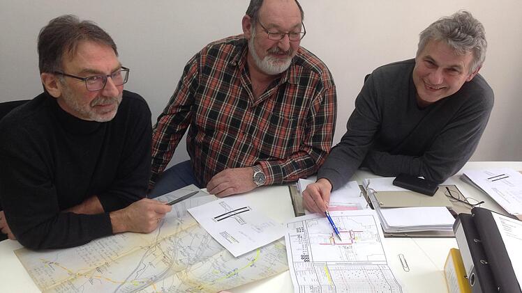 Drei Fachleute mit ihren Plänen: Claus Reinhardt, Alfred Friedrich und Bernhard Leiter (v.l.); Foto: Anna Lienhardt