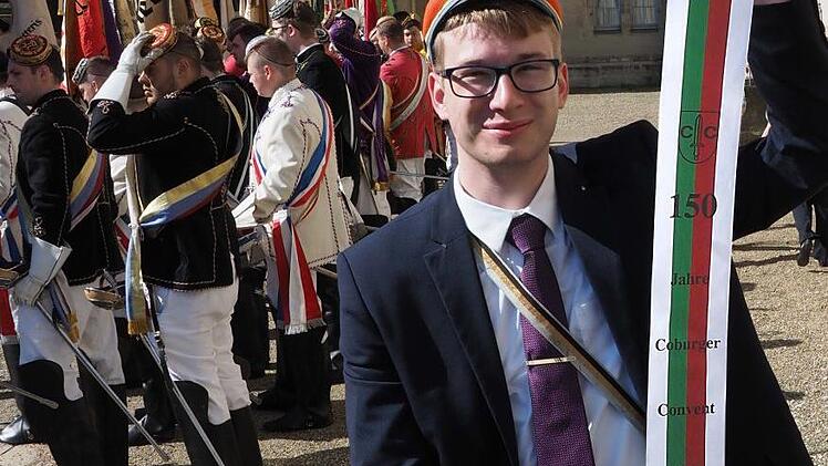 Die Mitgliedsbünde erhielten aus Anlass des 150. Jubiläums des Dachverbands der studentischen Landsmannschaften Fahnenbänder.  Foto: Christoph Winter