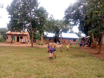 Mit einem weiteren Gebäude mit zwei Klassenräumen (Bildmitte mit dem hellen Dach) wurde die Schule jetzt fertiggestellt. Nun hat jede der insgesamt zehn Klassen einen eigenen Raum. Zudem wurden eine Küche (nicht im Bild) und Lagerräume errichtet. Fotos: privat