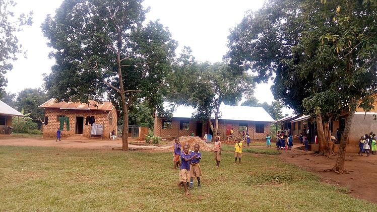 Mit einem weiteren Gebäude mit zwei Klassenräumen (Bildmitte mit dem hellen Dach) wurde die Schule jetzt fertiggestellt. Nun hat jede der insgesamt zehn Klassen einen eigenen Raum. Zudem wurden eine Küche (nicht im Bild) und Lagerräume errichtet. Fotos: privat