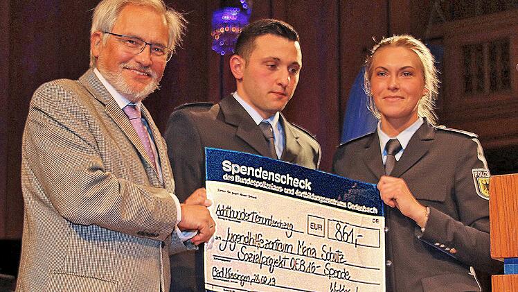 Einen Blutspendetag hatten die Schüler organisiert. Die Lehrgangssprecher Jessica Winkler und Kerem Can Yildinim überreichten den Erlös an Kilian Hartmann, Vorsitzenden des Caritasverbandes Schweinfurt.