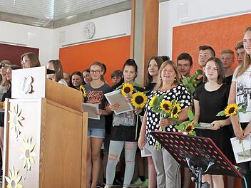 Alexander Tritthart und German Hacker (v. r.) dankten den Sch&uuml;lern f&uuml;r ihren Einsatz. Foto: Bedruna