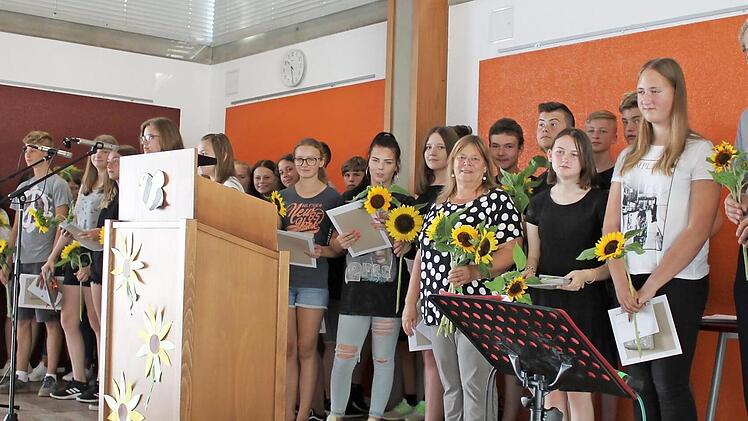 Alexander Tritthart und German Hacker (v. r.) dankten den Sch&uuml;lern f&uuml;r ihren Einsatz. Foto: Bedruna