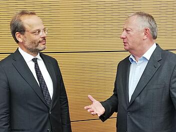 Landrat Thomas Bold (rechts) begrüßt in Bad Kissingen den Bundesbeauftragten Dr. Felix Klein zum Vortrag "Der Kampf gegen Antisemitismus".