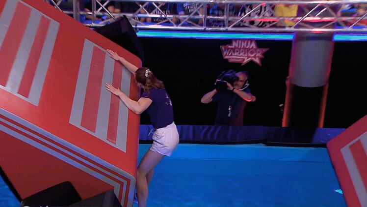 Das bittere Aus von Viktoria Kr&auml;mer, der Last Woman Standing von 2023. Auch sie scheiterte an den Dachwippen und k&auml;mpfte anschlie&szlig;nd mit den Tr&auml;nen.