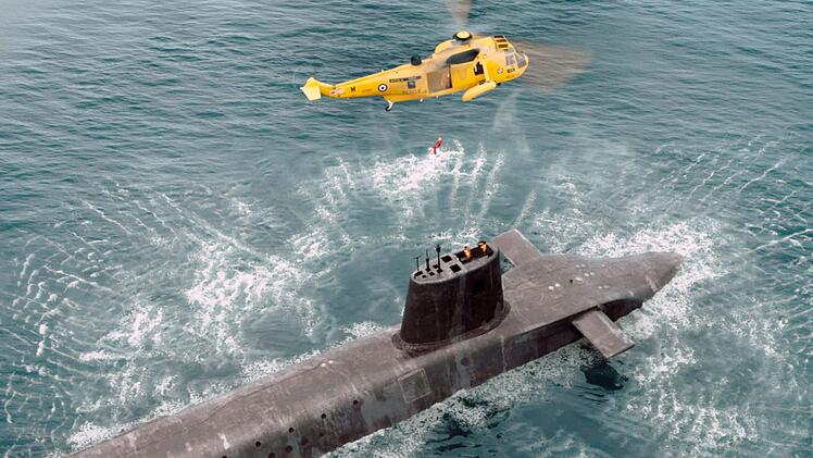 Anreise zu schwierigen Ermittlungen: Detective Amy Silva Suranne Jones) wird von einem Milit&auml;r-Helikopter aufs Atom-U-Boot "Vigil" abgeseilt.