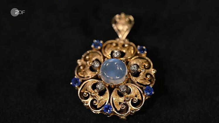 Die goldene Brosche mit Diamanten, Saphiren und einem Mondstein aus den 1950er-Jahren war 1.000 bis 1.200 Euro wert.