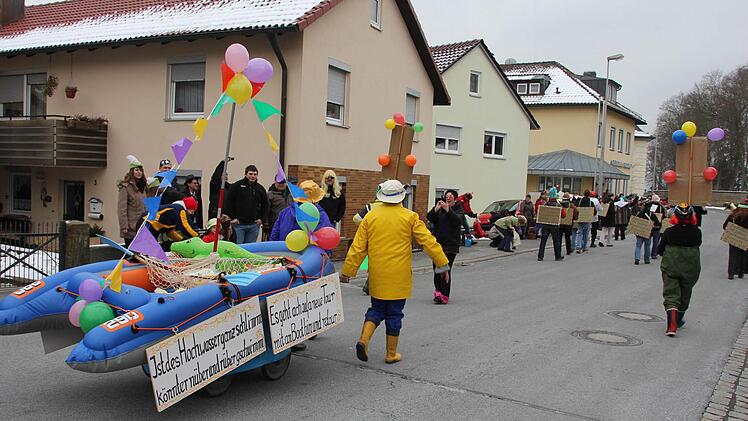 Im Schlauchboot durch den Itzgrund - bei Hochwasser ist's nötig.