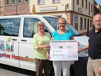 Übergabe des symbolischen Schecks: Angelika Beichel, Rita Schubert und Jürgen Wittmer (von links). Foto: Falkenapotheke