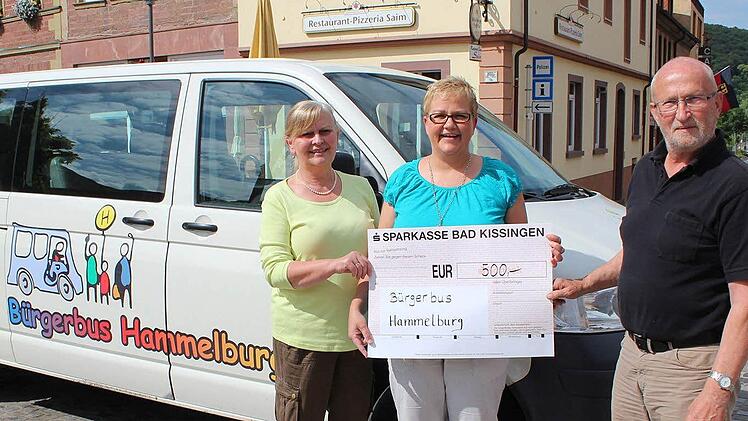 Übergabe des symbolischen Schecks: Angelika Beichel, Rita Schubert und Jürgen Wittmer (von links). Foto: Falkenapotheke
