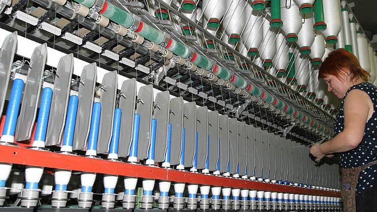 So sah es noch vor fünf Jahren in der Mainleuser Spinnerei aus - die Maschinen sind gelaufen; hier arbeitet Larissa Sartison an einer Ringspinnmaschine. Foto: Gabriele Hänseler