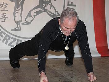 Gestählt und fit präsentierte sich der 73-jährige Karate-Do- und Chikung-Großmeister und Träger des 8. Dan, Horst Zettner aus Bamberg, mit präzisen Liegestützen. Foto: Helmut Will