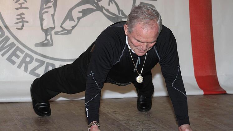 Gestählt und fit präsentierte sich der 73-jährige Karate-Do- und Chikung-Großmeister und Träger des 8. Dan, Horst Zettner aus Bamberg, mit präzisen Liegestützen. Foto: Helmut Will