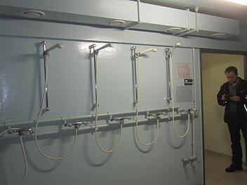 Nicht mehr zeitgemäß und nicht geeigente für die längere Unterbringung von Menschen sind die Sanitäreinrichtungen unter der Adam-Riese-Halle. Das Hilfskrankenhaus war Anfang der 1980er Jahre für einen möglichen Atomkrieg konzipiert worden. Fotos: Matthias Einwag