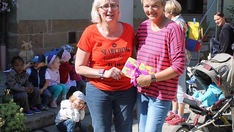 Die Leiterin des Kindergartens Sankt Martin in Döringstadt Monika Spindler (links) überreicht Marion Damm als Anerkennung Ein Präsent. Dabei meldete sie sich gleich für einen neuen Besuch an. Foto: Jupp Schröder