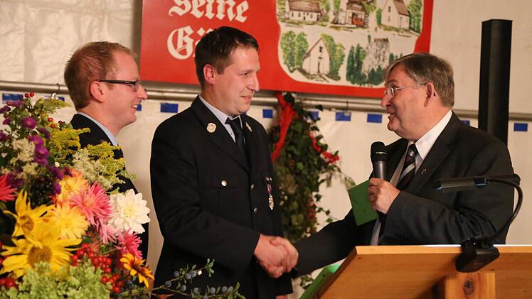 Schirmherr Werner Wolf (r.) gratuliert Vorsitzendem Marc Maier und dem Kommandanten Andreas Kirsch. Foto: Franz Galster