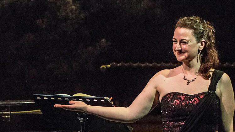 Stefanie Schmitt gestaltete einen Liederabend in der Coburger Reithalle.Foto: Jochen Berger