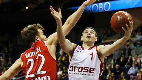 Fabien Causeur (r.) setzt sich auch in dieser Szene mit seiner starken linken Hand gegen Danilo Barthel durch. Fotos: Daniel Löb