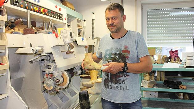 Frank Eberlein zeigt den Leisten f&uuml;r einen orthop&auml;dischen Ma&szlig;schuh. Die Vorlage f&uuml;r den Schuhmacher ist nicht mehr aus Holz wie fr&uuml;her, sondern aus einem ausgeh&auml;rteten Schaum. Foto: Popp
