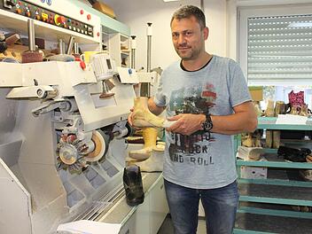 Frank Eberlein zeigt den Leisten für einen orthopädischen Maßschuh. Die Vorlage für den Schuhmacher ist nicht mehr aus Holz wie früher, sondern aus einem ausgehärteten Schaum. Foto: Popp