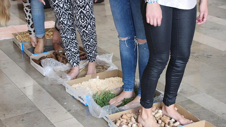 Eine interessante Erfahrung war der Barfußpfad, bei dem gleich mehrere Sinne angesprochen wurden. Foto: Heike Beudert