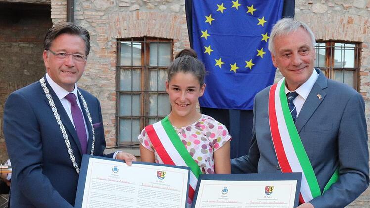 Drei Bürgermeister präsentieren die Urkunden: Karsten Fischkal, Beatrice Frangi und Fortunato Turcato  Foto: Johanna Blum