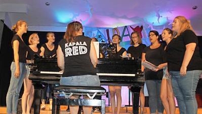 Der Jugendchor "Kapala Red" unterhielt das Publikum mit jungen und schmissigen Melodien.