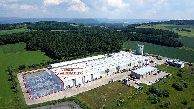 Die Martin Metallverarbeitung GmbH expandiert am Standort R&ouml;dental. Durch den im August begonnenen zweiten Bauabschnitt (blau markierter Bereich) entsteht Raum f&uuml;r Produktions- und Logistikbereiche. Noch vor dem Jahreswechsel werden zwei weitere Gro&szlig;pressen mit 800 Tonnen Presskraft in Betrieb genommen.  Foto: Martin Rohm