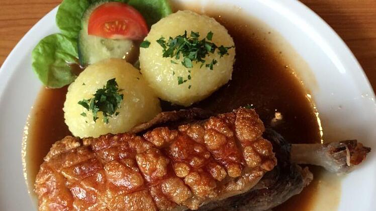 Eines der Lieblingsessen der Franken: Das Schäuferla - auch Schäufela, Schäufele oder Schäuferle genannt.  Symbolbild:  Hofbauer
