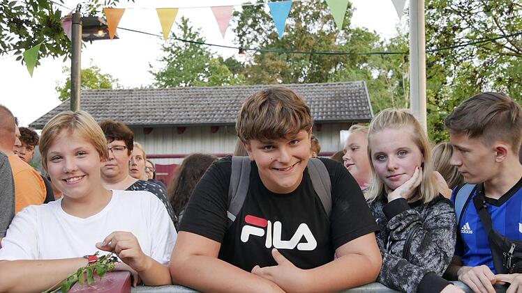 Sie waren die ersten und zwar seit gut 3 Stunden und sie waren  humorvoll geblieben..... Foto: Manja von Nida
