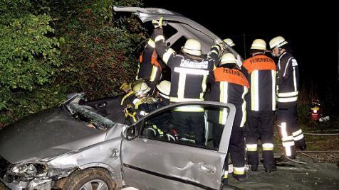 Um die Personenrettung vornehmen zu k&ouml;nnen, musste das Dach des Personenwagens abgeschnitten werden. Foto: Dieter Radziej