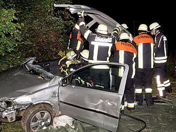 Um die Personenrettung vornehmen zu k&ouml;nnen, musste das Dach des Personenwagens abgeschnitten werden. Foto: Dieter Radziej