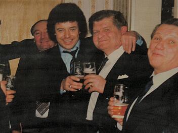 Gesellige Runde im Anbau des "Pelzhauses Kurt Proft" in Küps in den 1980er Jahren, in der Mitte Tony Marshall und Kurt Proft, der den Schlagersänger mehrere Male für Auftritte nach Küps holte  Fotos: privat
