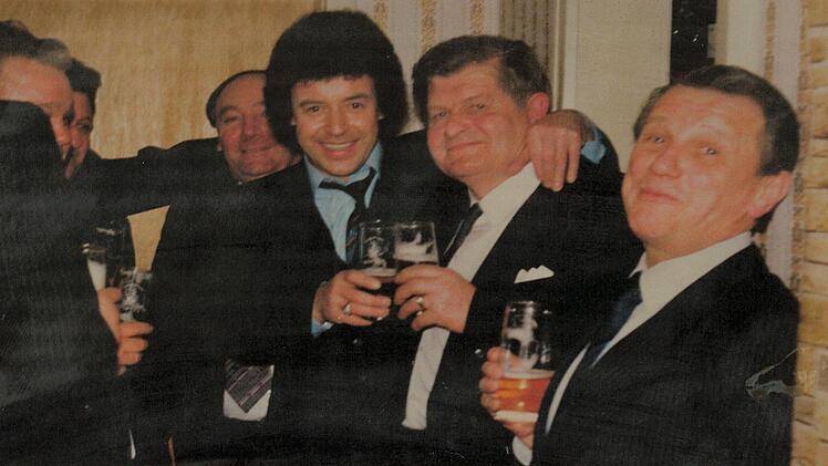 Gesellige Runde im Anbau des "Pelzhauses Kurt Proft" in Küps in den 1980er Jahren, in der Mitte Tony Marshall und Kurt Proft, der den Schlagersänger mehrere Male für Auftritte nach Küps holte  Fotos: privat