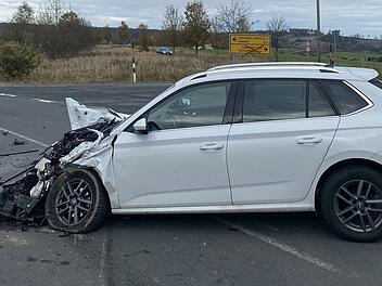 Kreis Kronach: Vorfahrt genommen - Autofahrerin kollidiert frontal mit Traktor