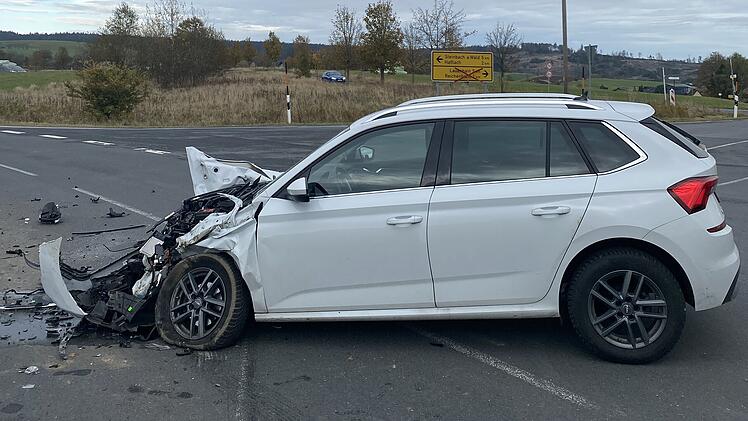 Kreis Kronach: Vorfahrt genommen - Autofahrerin kollidiert frontal mit Traktor