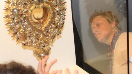 Besucher betrachten die Monstranz, die Fürstbischof Johann Philipp von Greiffenklau gestiftet hat. Foto: G. Bauer
