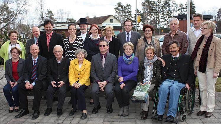 Die deutsche Delegation wurde in Finnland sehr herzlich empfangen: Rektorin Sari Mäkeläinen, Bürgermeister Juha Torniainen (hinten von links) und Anne Tonteri (hinten rechts) erwiesen sich als ausgezeichnete Gastgeber für Bürgermeister Stefan Paulus und Landrat Rudolf Handwerker (vorne 2. und 3. v. l.), Schulamtsdirektorin Ulrike Brech (vorne 2. v. r.) und Rektorin Hannelore Glass (hinten 4. v. r.) sowie den restlichen Teilnehmern des Finnlandbesuchs.