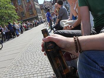 Auch ander Unteren Brücke trinken junge Leute gerne Bier - obwohl das eigentlich verboten ist. Foto: Michael Gründel