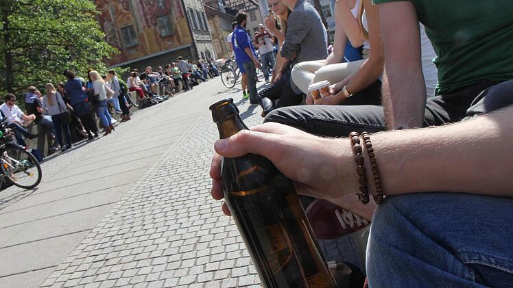 Auch ander Unteren Brücke trinken junge Leute gerne Bier - obwohl das eigentlich verboten ist. Foto: Michael Gründel
