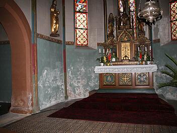 Flecken und abgeplatzter Putz: Im Altarraum der Blutskirche werden die Schäden besonders deutlich. Fotos: Röllinger