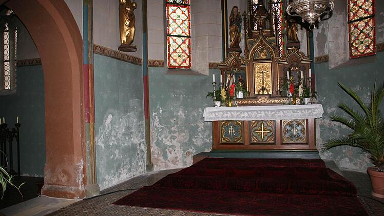 Flecken und abgeplatzter Putz: Im Altarraum der Blutskirche werden die Schäden besonders deutlich. Fotos: Röllinger
