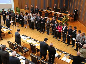 Vereidigung der 22 neuen Kreisräte von Andrea Weigler (CSU, links) bis Maria Beck durch Landrat Johann Kalb.  Foto: Matthias Hoch