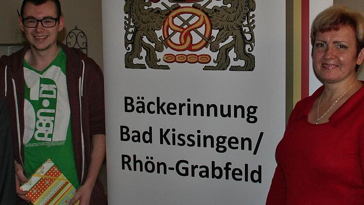 Pascal Dix und Svetlana Klassen wurden als Prüfungsbeste ausgezeichnet. Foto: Vogel